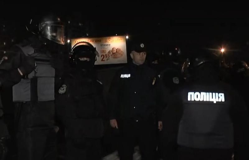 Сутички, поліція, яйця: у Києві активісти за декілька хвилин зруйнували незаконну АЗС

