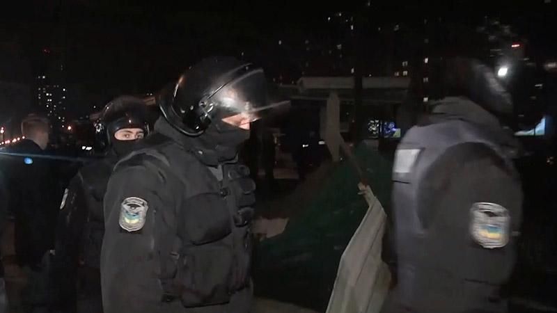 З'явились резонансні деталі столичних сутичок між активістами та забудовниками АЗС З'явились резонансні деталі столичних сутичок між активістами та забудовниками АЗС