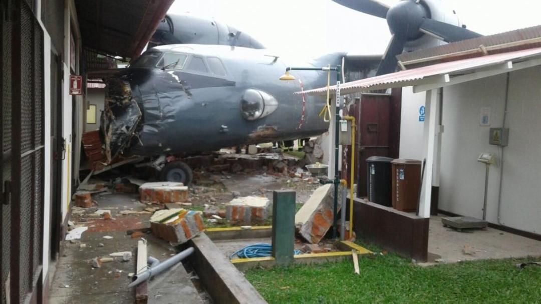 Військовий літак врізався в будівлю: моторошне відео
