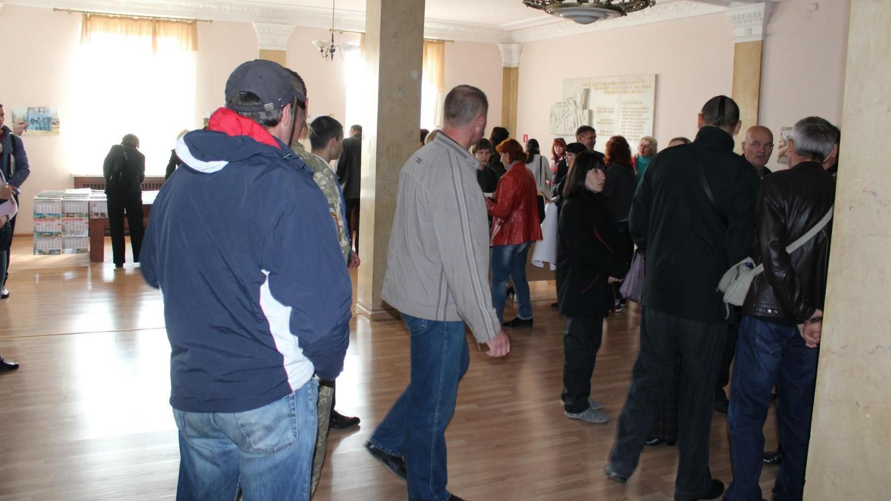 У міськраді Миколаєва перед позачерговою сесією зібрались десятки прихильників мера У міськраді Миколаєва перед позачерговою сесією зібрались десятки прихильників мера