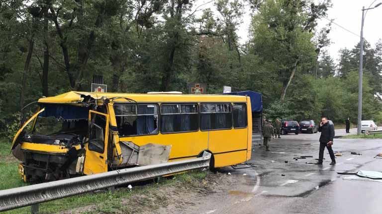 Появились фото с серьезного ДТП, в котором погиб военный и пострадали 8 человек