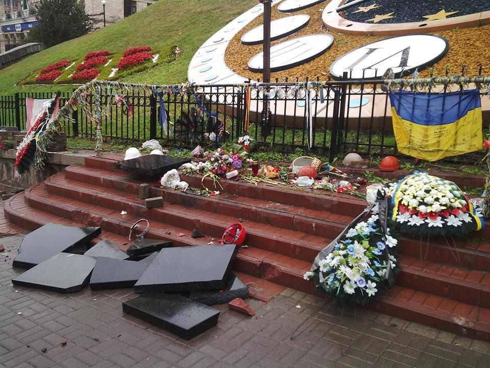 В Киеве поглумились над памятником Героям Небесной Сотни