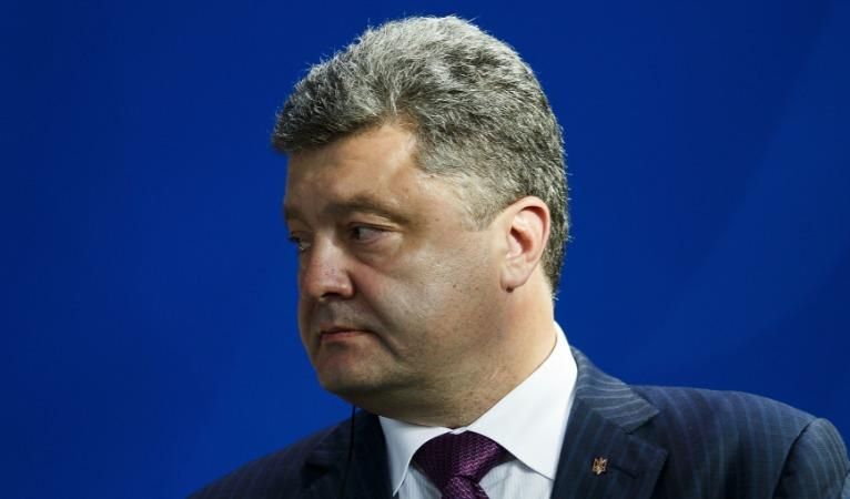 Порошенко за лічені години доопрацював закон по Донбасу і знову вніс його в Раду Порошенко за лічені години доопрацював закон по Донбасу і знову вніс його в Раду