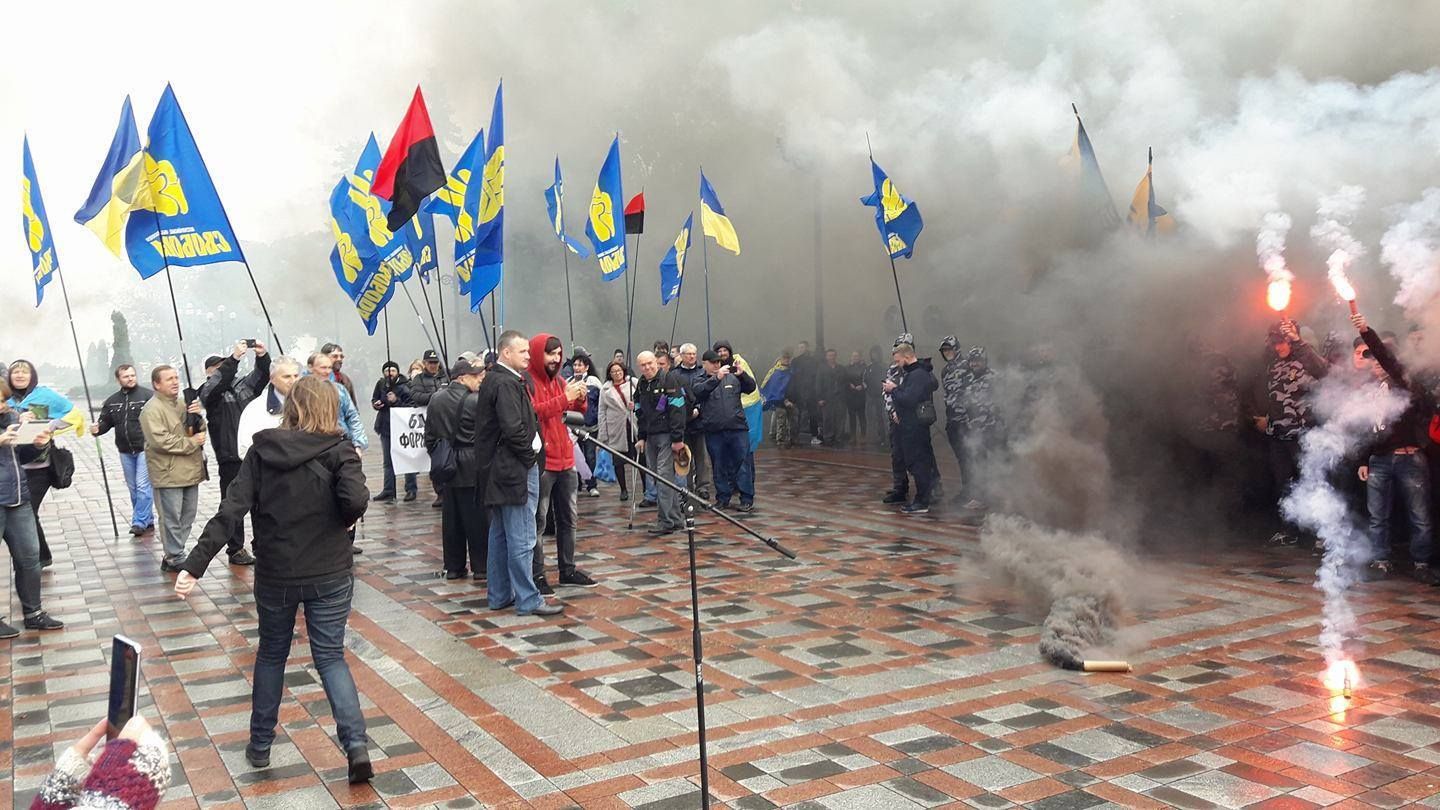 Протестующие под Верховной Радой начали жечь шины и дымовые шашки