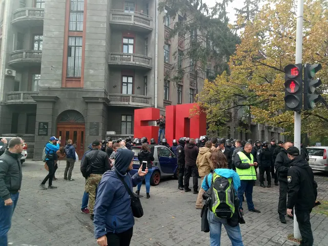 Активісти влаштували погром під офісом партії Активісти влаштували погром під офісом партії