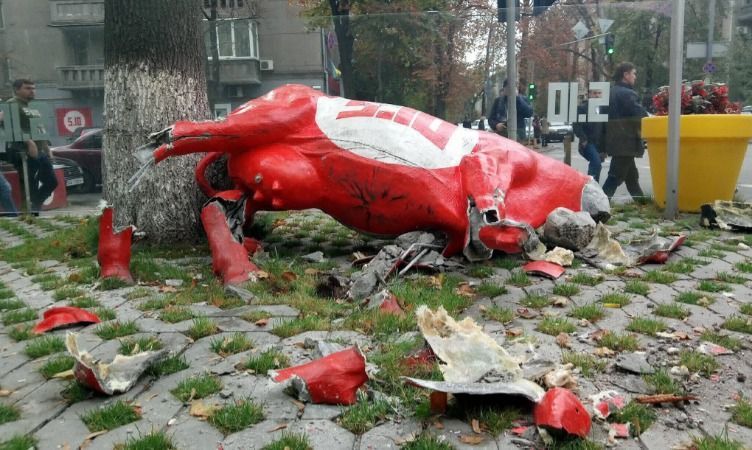 "Корова не виновата": в центре Киева погром под офисом известной партии "Корова не виновата": в центре Киева погром под офисом известной партии