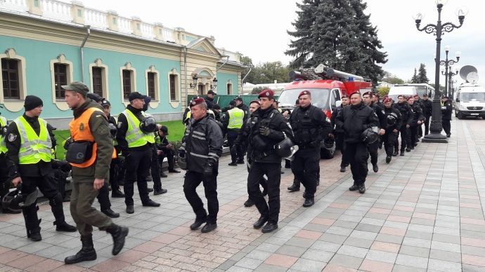 Рада  рассматривает законы Порошенко: в парламент прибыло много силовиков
