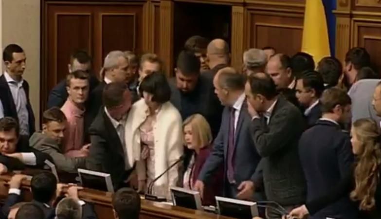 Нардепи заблокували президію Ради: Парубій оголосив перерву