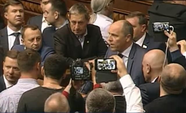 Парубий закрыл заседание Рады: депутаты продолжают блокирование
