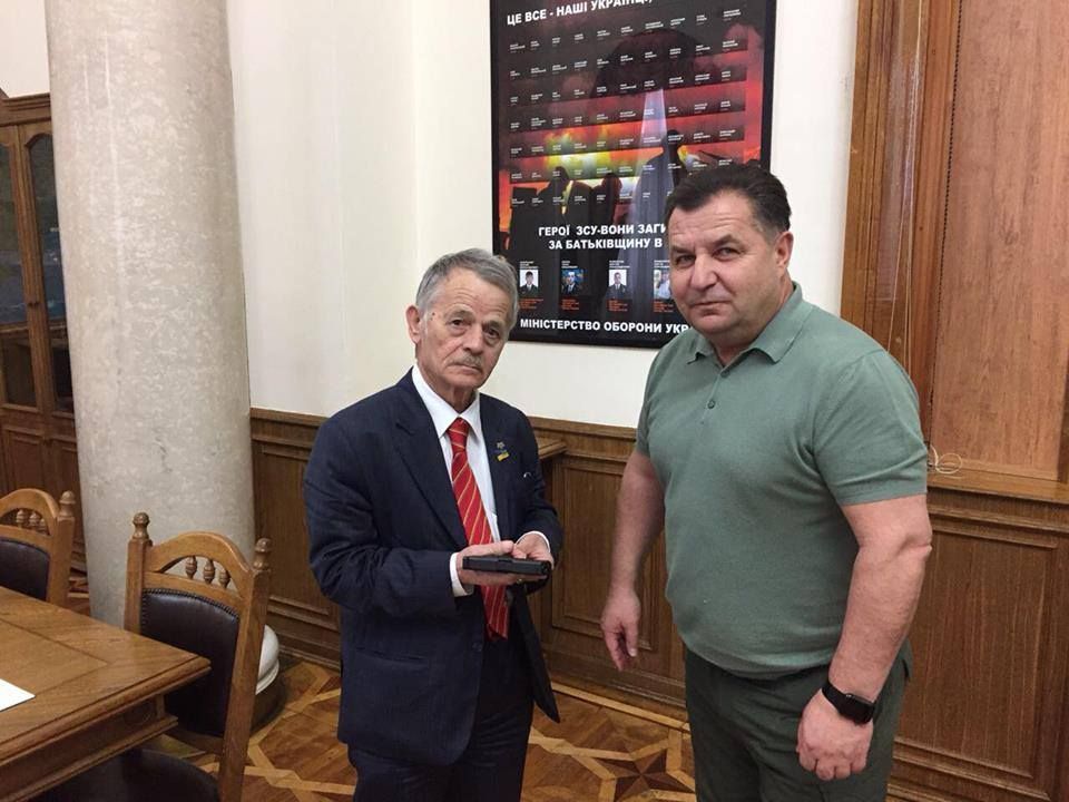 Джемилева наградили именным огнестрельным оружием Джемилева наградили именным огнестрельным оружием