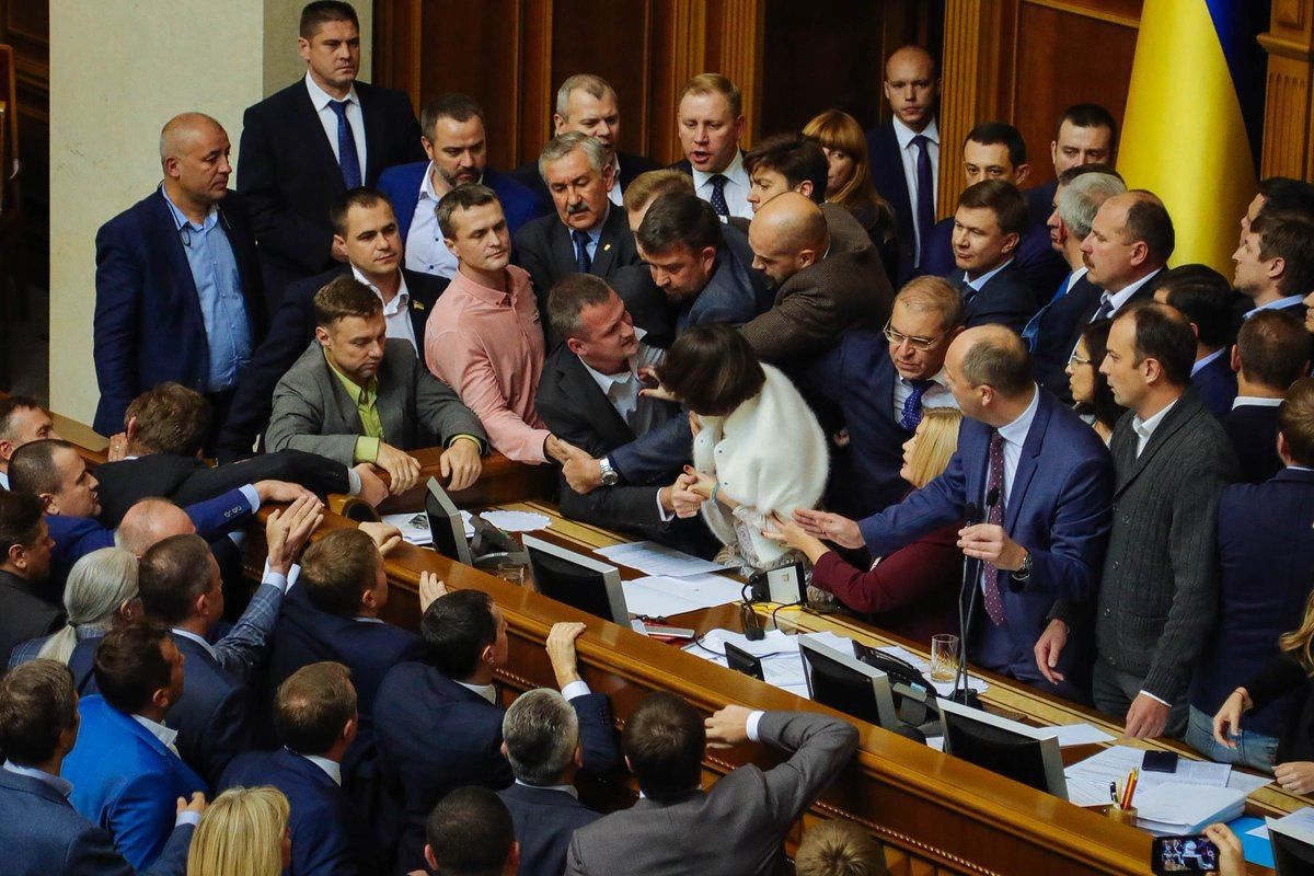 Надо расстрелять всех без исключения: соцсети возмущены сегодняшней работой Рады Надо расстрелять всех без исключения: соцсети возмущены сегодняшней работой Рады