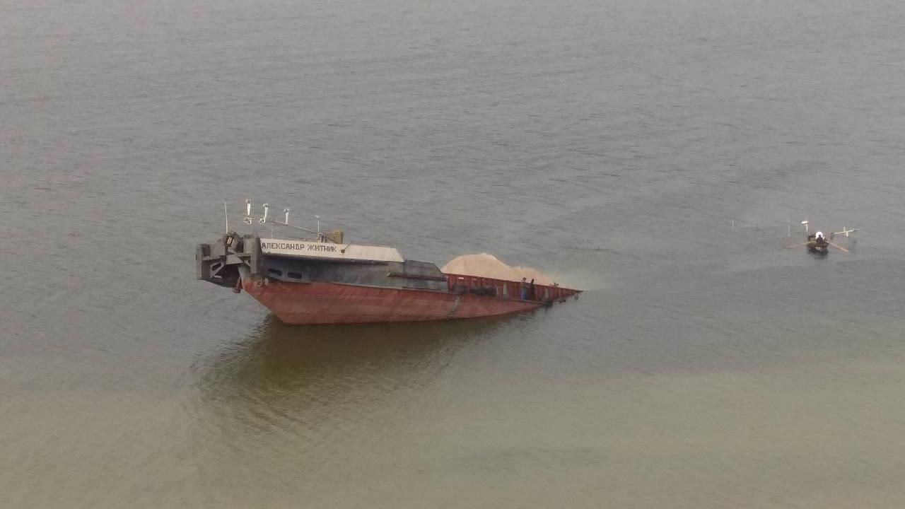 В Каховском водохранилище затонула баржа с нефтепродуктами: фото