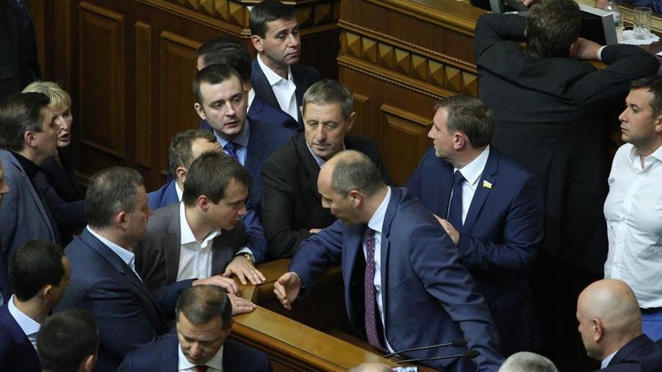 Сьогоднішнє засідання Ради розпочалося з блокування трибуни з боку БПП Сьогоднішнє засідання Ради розпочалося з блокування трибуни з боку БПП