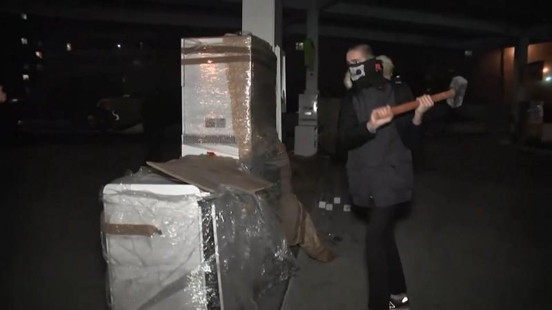 Суд запретил строительство скандальной заправки в Киеве, повлекшее столкновения с полицией Суд запретил строительство скандальной заправки в Киеве, повлекшее столкновения с полицией