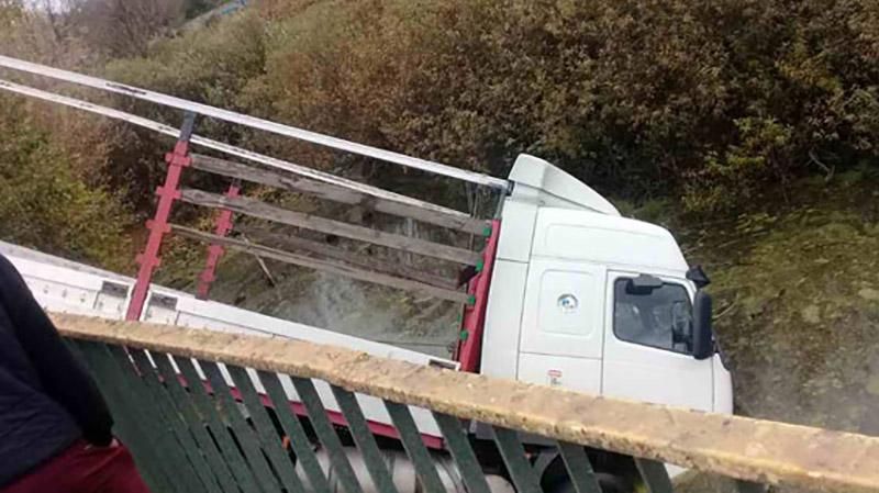 На Полтавщині внаслідок ДТП вантажівка опинилась в річці: з'явились фото, відео