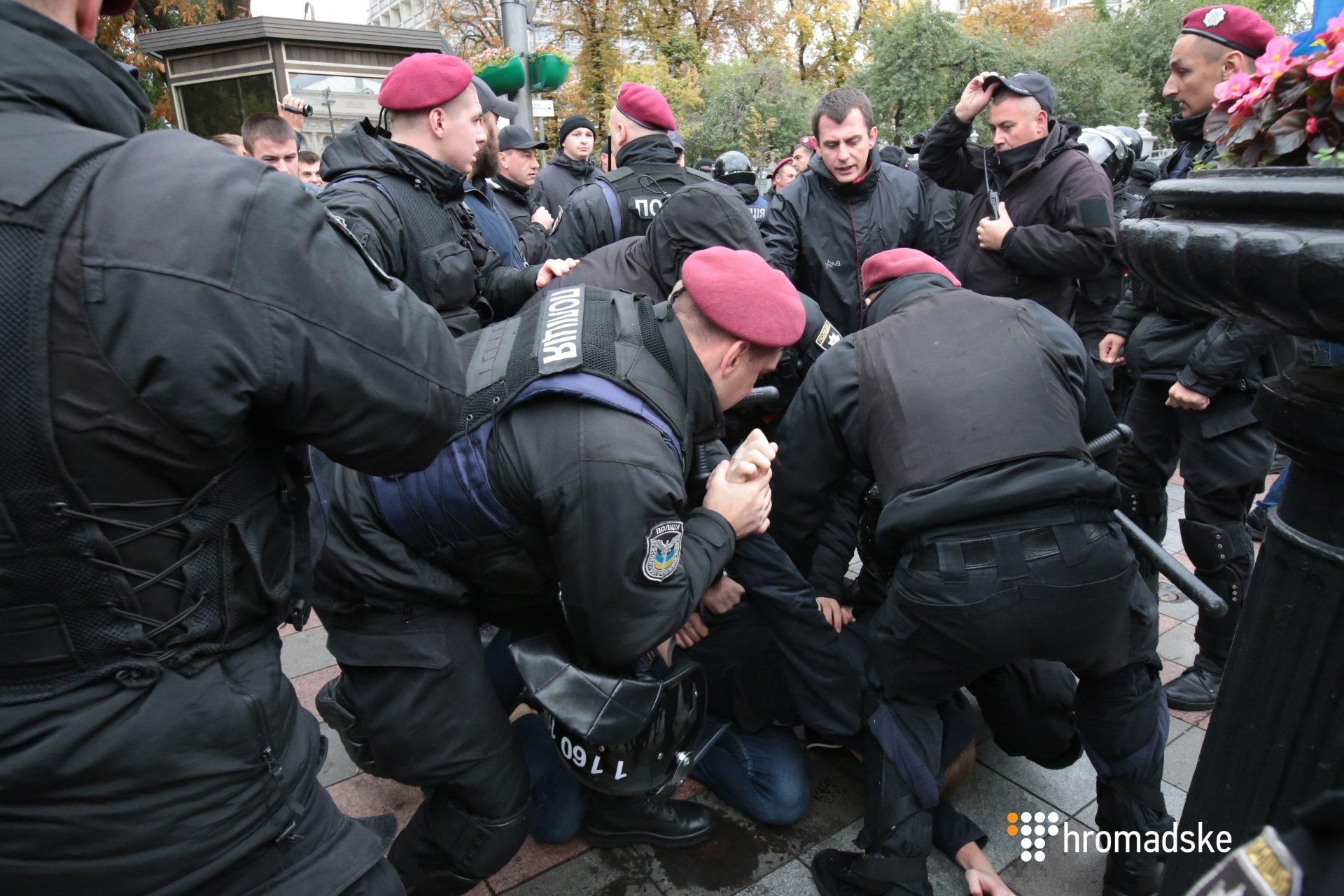 Между протестующими и полицией под Радой произошли столкновения: фото, видео