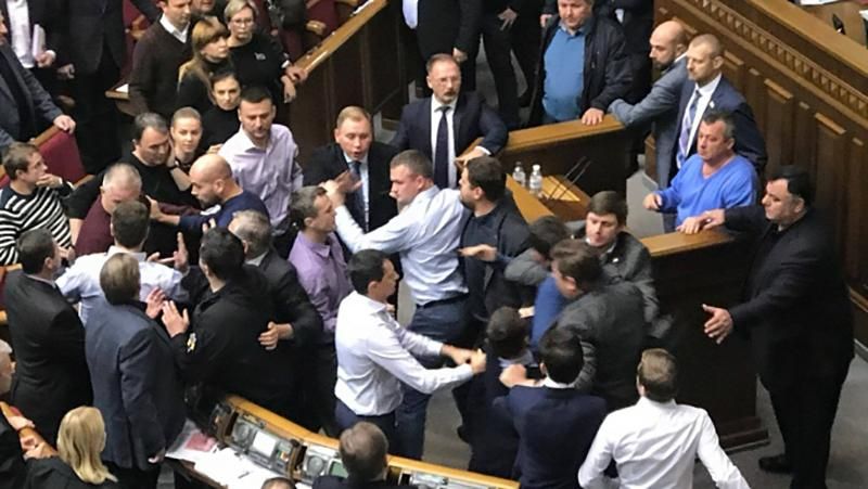 Напряженное утро в Раде: появилось видео стычки в парламенте Напряженное утро в Раде: появилось видео стычки в парламенте