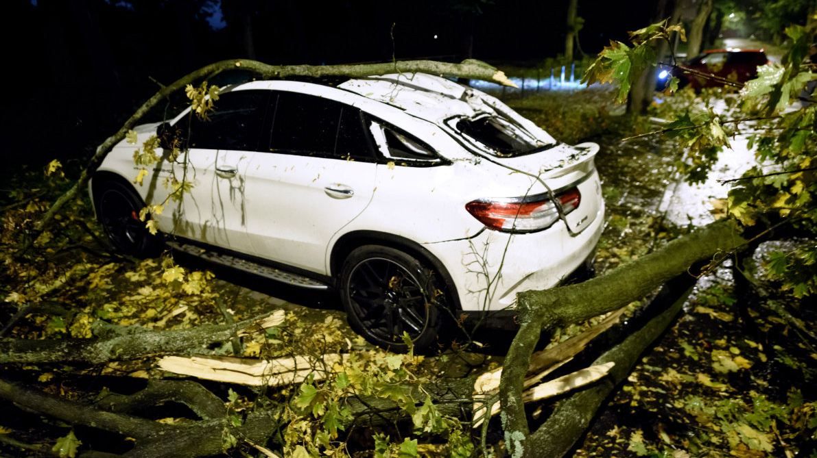 Смертельный шторм "Ксавьер" в Европе: двое человек погибли в Польше Смертельный шторм "Ксавьер" в Европе: двое человек погибли в Польше