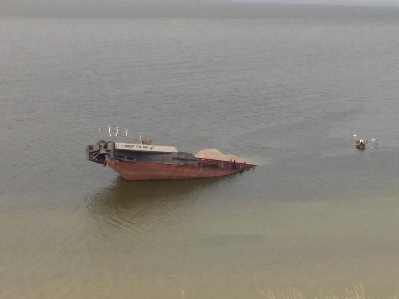 Пробоина в корпусе затонувшей на Херсонщине баржи: нефтяное пятно растянулась на 6 километров
