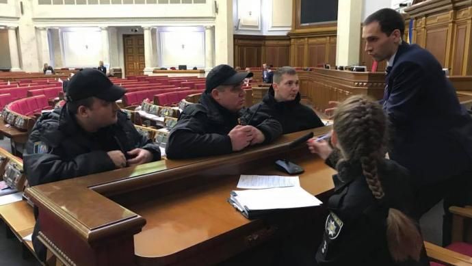 В сессионный зал Рады пришла полиция: фото В сессионный зал Рады пришла полиция: фото