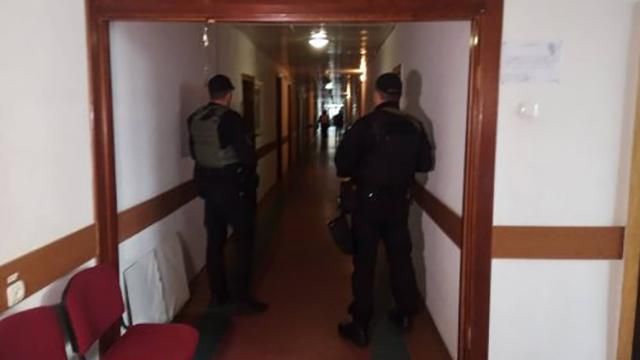 Правоохоронці з автоматами проводять обшуки у мерії Черкас: фото Правоохоронці з автоматами проводять обшуки у мерії Черкас: фото