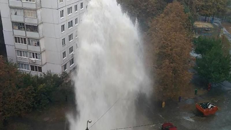 В Харькове посреди улицы образовался высоченный фонтан: впечатляющие видео, фото