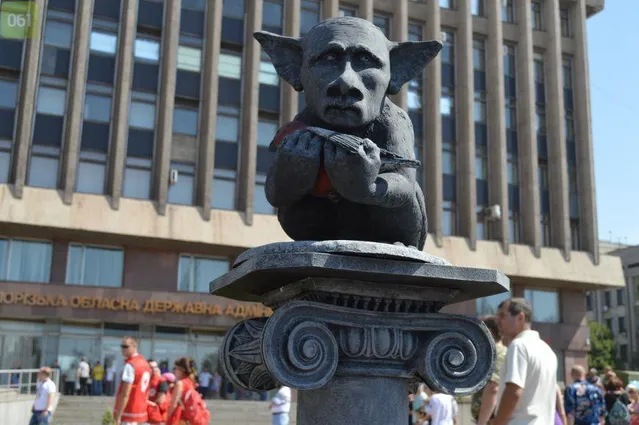 Пам'ятник, присв'ячений Путіну і снігурям