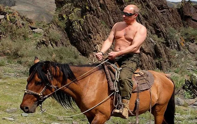 Путин с голым торсом на лошади