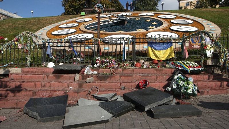 Вандала, який розгромив пам’ятник Героям Небесної сотні, взяли  під варту