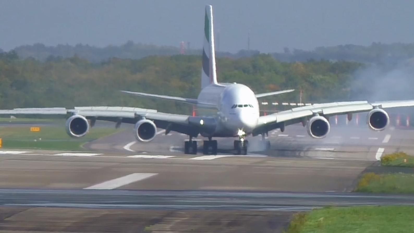 Самолет начал прыгать во время приземления из-за разрушительного урагана "Ксавьер": потрясающее видео