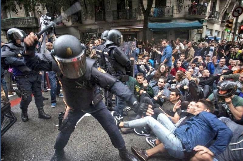 Іспанський уряд вибачився за дії поліції під час референдуму в Каталонії