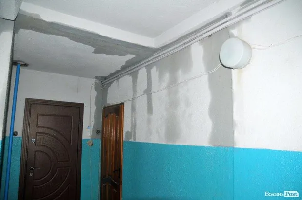 У Луцьку затопило багатоповерхівку У Луцьку затопило багатоповерхівку