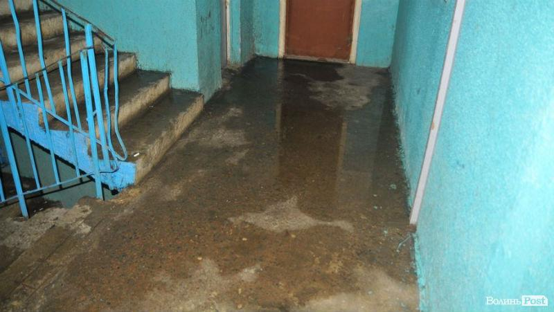 В Луцке многоэтажку залило горячей водой: появились фото