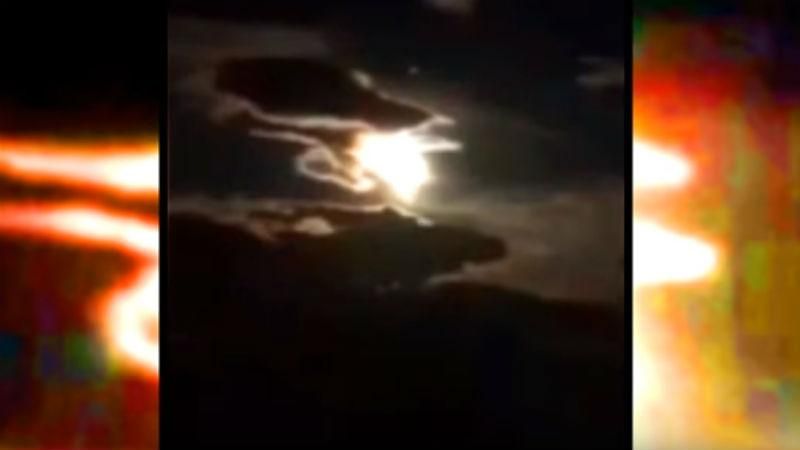 Китайцев напугал гигантский огненный шар: в соцсетях публикуют зрелищные видео Китайцев напугал гигантский огненный шар: в соцсетях публикуют зрелищные видео