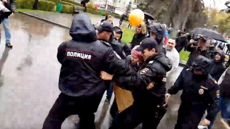 Владимиру Путину на день рождения подарили протесты: первые задержания Владимиру Путину на день рождения подарили протесты: первые задержания