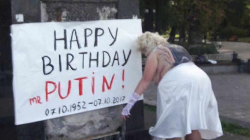 Активістка FEMEN на постаменті у Києві видовищно вітала Путіна з ювілеєм: фото, відео 18+