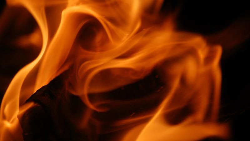 Пожежа у багатоповерхівці у Хмельницькому: пожежники врятували пенсіонера Пожежа у багатоповерхівці у Хмельницькому: пожежники врятували пенсіонера