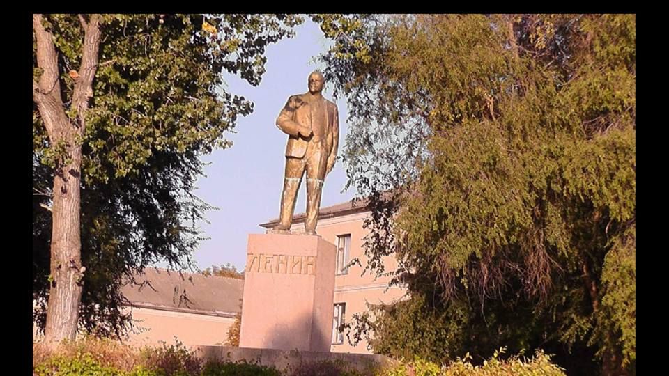 Отреставрированные памятники Ленину и Калинину демонтировали в Одесской области: фото Отреставрированные памятники Ленину и Калинину демонтировали в Одесской области: фото