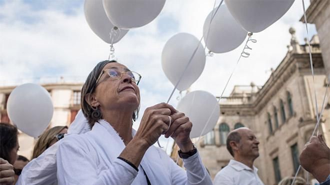 В Испании тысячи людей митингуют в поддержку единства страны: фото "белого собрания" В Испании тысячи людей митингуют в поддержку единства страны: фото "белого собрания"