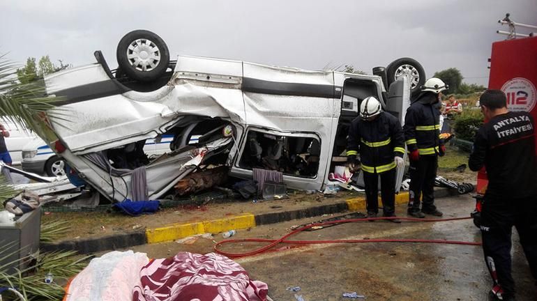 У Туреччині автобус з туристами потрапив у аварію: є загиблі