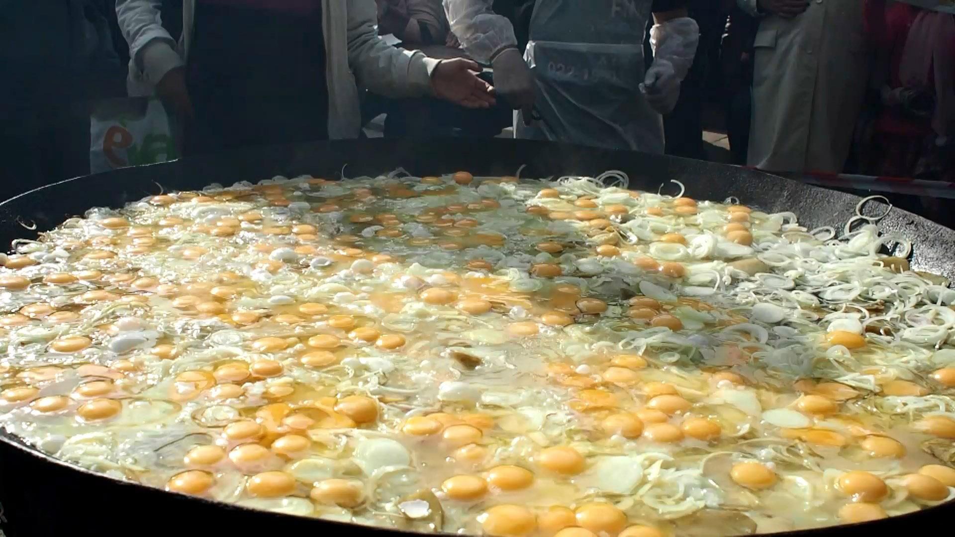 В Черновцах по случаю Дня города приготовили гигантскую яичницу