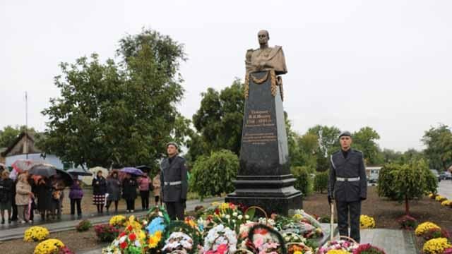 "Шило на мило": на місці Леніна в Україні відкрили пам'ятник російському генералу