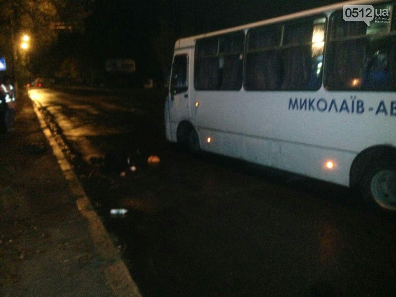 Автобус насмерть збив двох пішоходів у Миколаєві: фото 18+