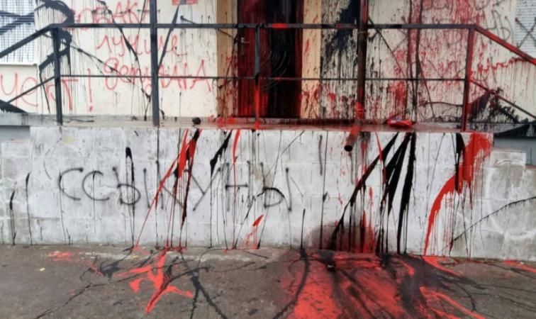 У Києві розмалювали вульгарними написами приймальню нардепа: з'явились фото