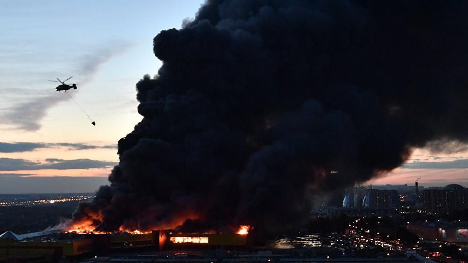 Крупный пожар возле Москвы: взрываются автомобили