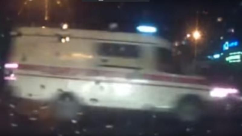 Скорая попала в жуткое ДТП в Одессе: опубликовано видео