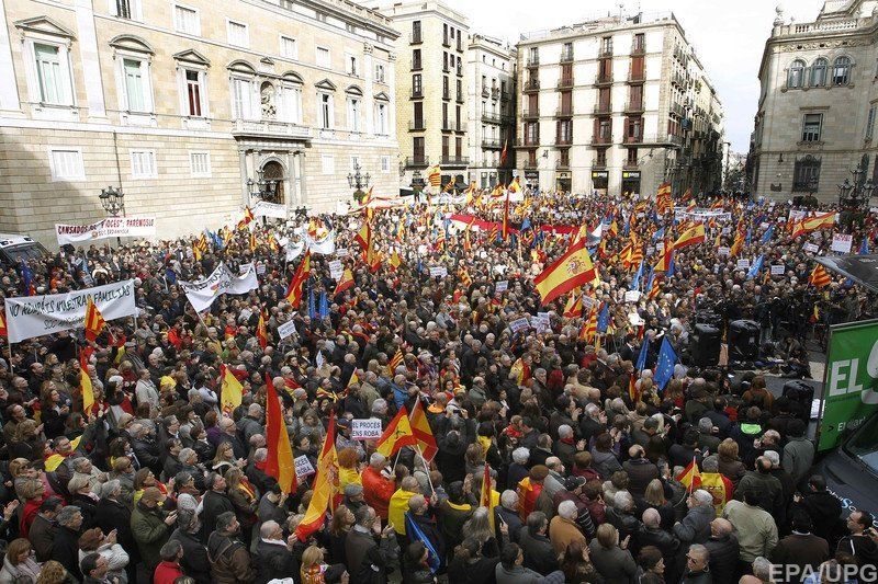 Полиция подсчитала, сколько людей в Барселоне митинговали против сепаратизма