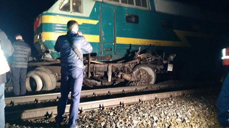 В России пассажирский поезд протаранил грузовик