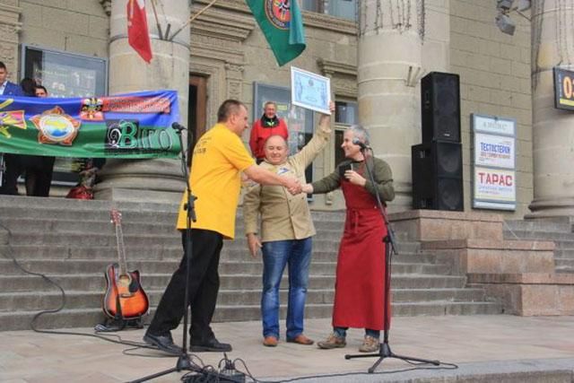 Уникальный рекорд по приготовлению блюда из бычьих яиц установили в Тернополе Уникальный рекорд по приготовлению блюда из бычьих яиц установили в Тернополе