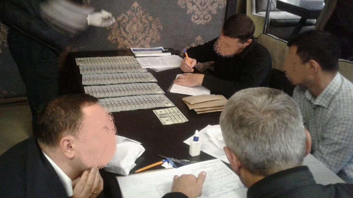 Прокурор и депутат попались на немаленькой взятке: появились фото Прокурор и депутат попались на немаленькой взятке: появились фото